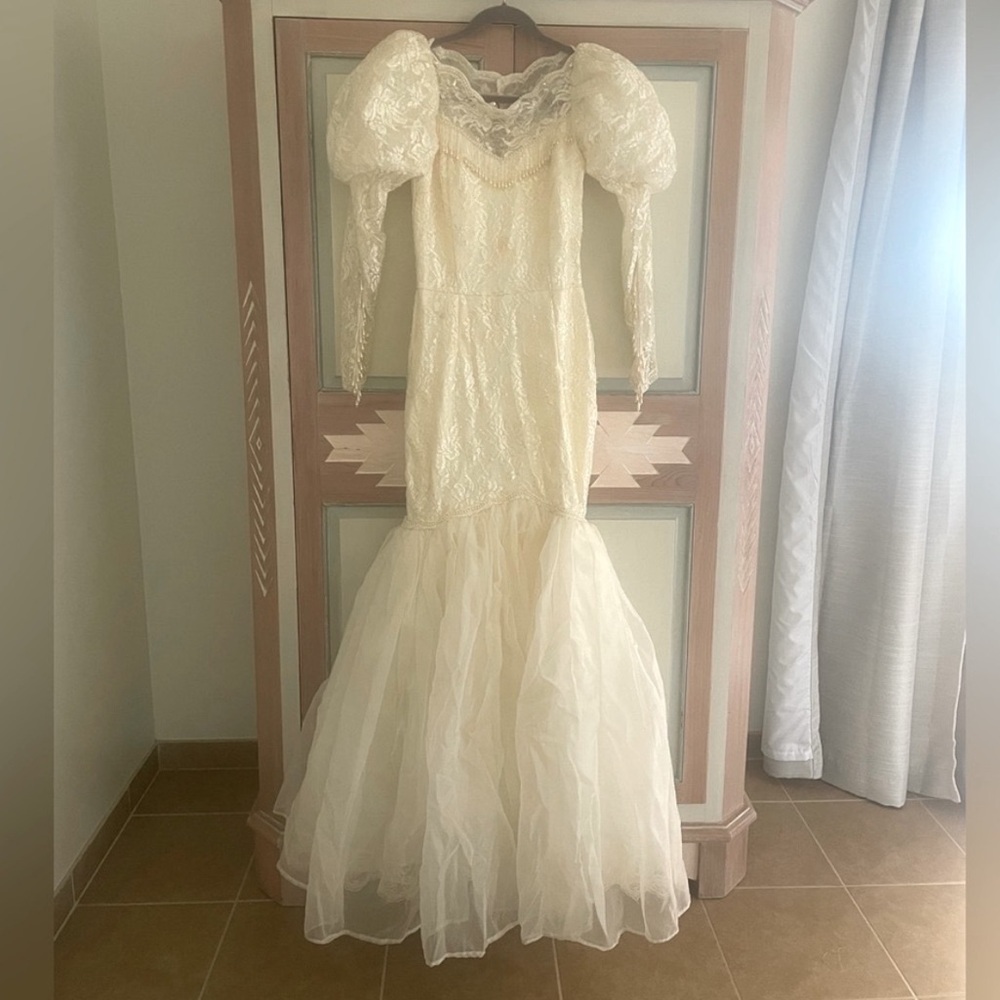 Vintage Cream Lace Puff Sleeve Wedding Bridal Dress
